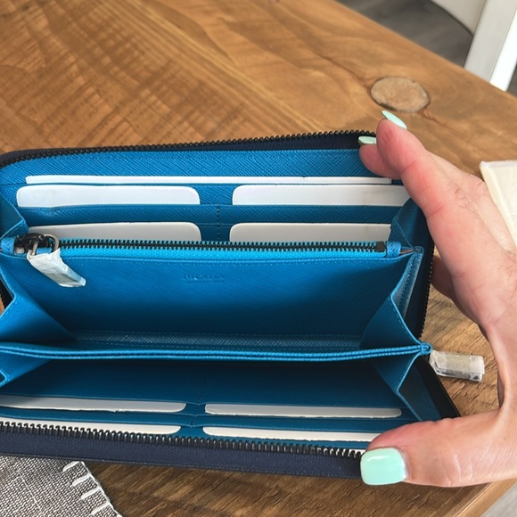 Beautiful wallet, see details. New with plenty of room. See photos. - Picture 2 of 8